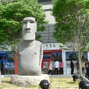 「うめきた広場」の南米チリ・ｲｰｽﾀｰ島で制作された巨大石像「モアイ像」