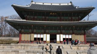 日本語のガイドツアーのほうがいいかもしれません