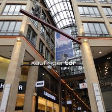 通りからの入り口