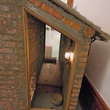 この家の裏に何年も隠れていた