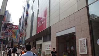 駅との一体の建物内ですからホームから直接出入り出来るところもあります