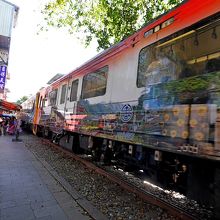 列車が通ると中断