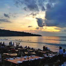 波打ち際まで席がぎっしり！