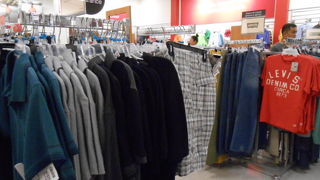 男性用衣類は左奥のレジの後ろあたり