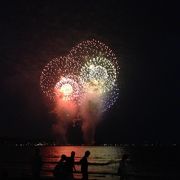 波の音を聴きながら、浜辺から見れる鎌倉花火☆