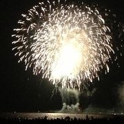 水中孔雀花火が見物！サザンビーチちがさき花火☆