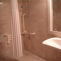 バスタブなし　広いシャワールーム