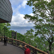 写真の左側が売店です。