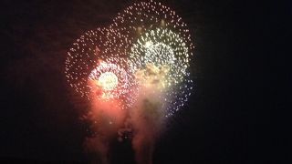 波の音を聴きながら、浜辺から見れる鎌倉花火☆