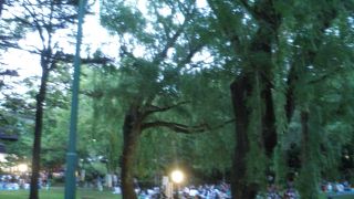 木立の奥にある歴史ある講堂