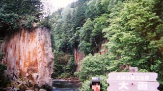 屏風のような柱状節理の岩