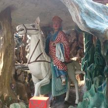 孫悟空に登場する三蔵法師の像