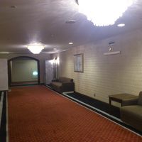 歴史を感じる内装のエレベーターホール