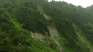 谷の最奥部の称名滝まで延々と続く断崖絶壁