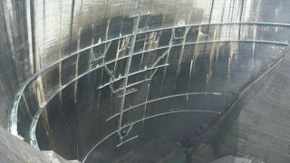 放水口を間近に見る低い展望台