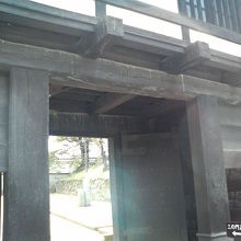 間近で眺めても見ごたえ十分の門です。