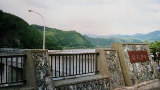 堤体直下は親水公園になっていています