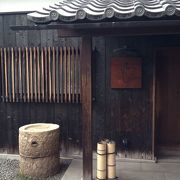 館内には、日本庭園が構築されています。 特に、館内には、お酒を呑む事のできる場所が有ります。