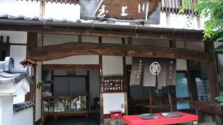 馬籠宿の途中で。嬉しの栗。