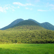 頂上部分が３つに分かれているように見える山