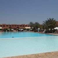 ホテルのプールとしては破格の広さです。