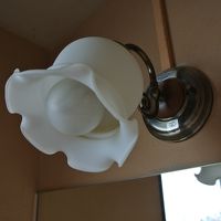 洗面台の上に可愛いランプ