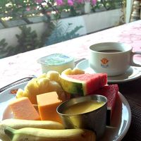 朝食ブッフェ。窓際席はなかなか気持いい。