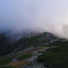 遠くに見える北岳山荘