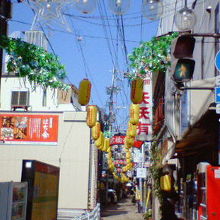 中華料理屋っぽい看板が並びます。