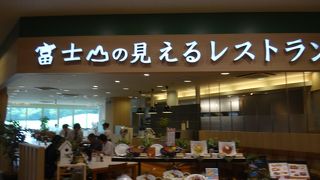 入口には富士山の見えるレストランと書いてあります。