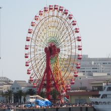 昼は赤い観覧車です