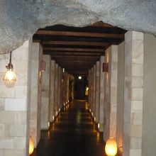 こういうトンネルを通って行くと・・・