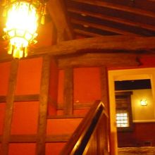 蔵造りのような建物の２階が客席です。