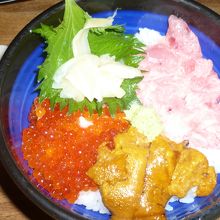 「ウニ・いくら・ネギとろ丼」。