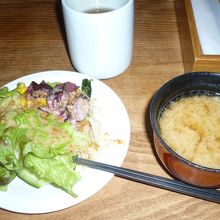 サラダ・バーのグリーン・サラダと味噌汁。