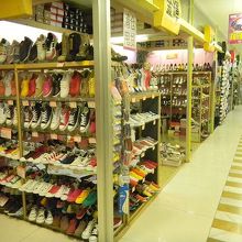 店の間口は非常に狭く、店の数は異常に多い