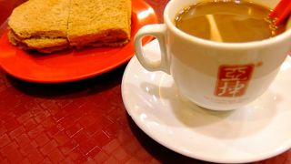 サクサクトーストにココナッツジャムの濃厚な甘さ