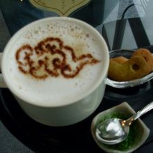 まるカフェでカプチーノ。ココアの好きな絵がえらべます。カフェ