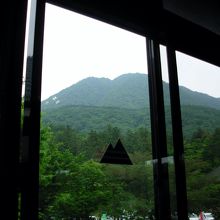 駐車場の前の三瓶バーガーから