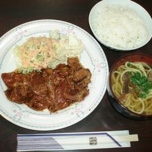 生姜焼き定食です。ミニ沖縄そばが付いてきます