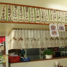 カウンターの上にはメニューがずらり〜