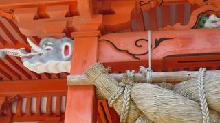 ウミネコの繁殖地　青い海、空、真っ白な灯台、柱状節理　