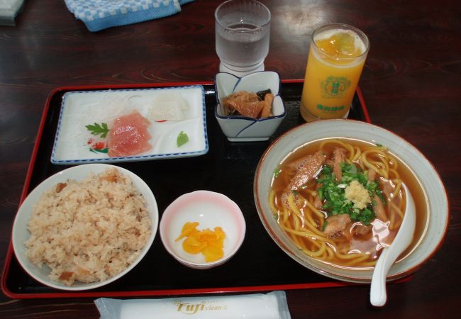 沖縄そばの定食！黄色い麺分かります？