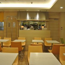 店内は清潔で明るい雰囲気