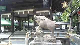 狛猪が特徴的な神社