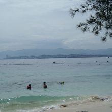 こんな小さなビーチですが人が少ないので