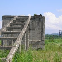 麓にある炭鉱の遺構