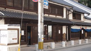 漫画家の長谷川法世さんが館長です