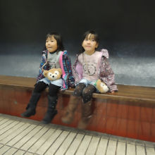 駅でメトロを待つ娘達