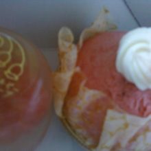 ルビーグレープフルーツのゼリーとイチゴのケーキです。